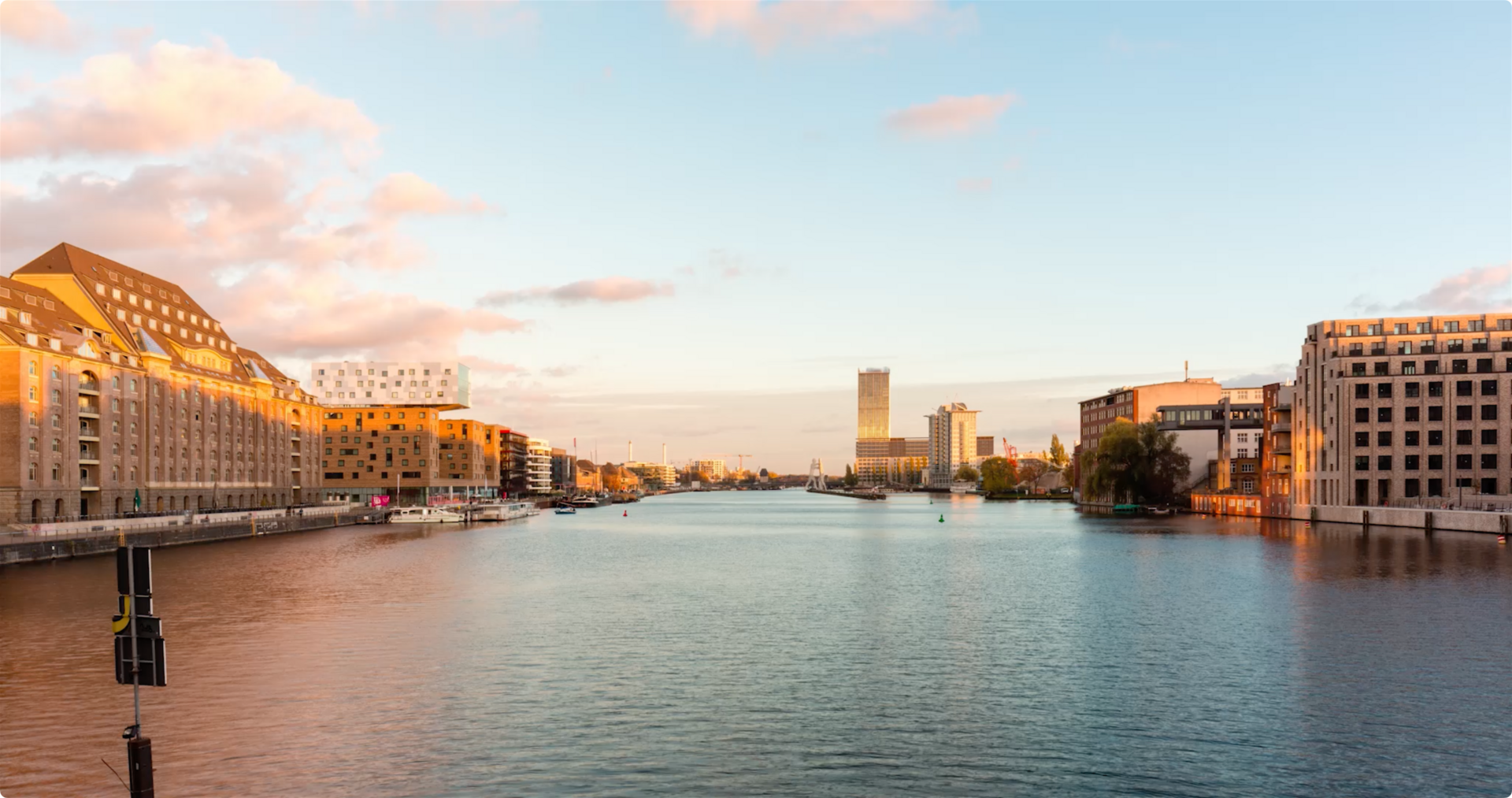 Blick von der Oberbaumbrücke auf die Spree in Berlin Kreuzberg, Zeitrafferaufnahme, Video