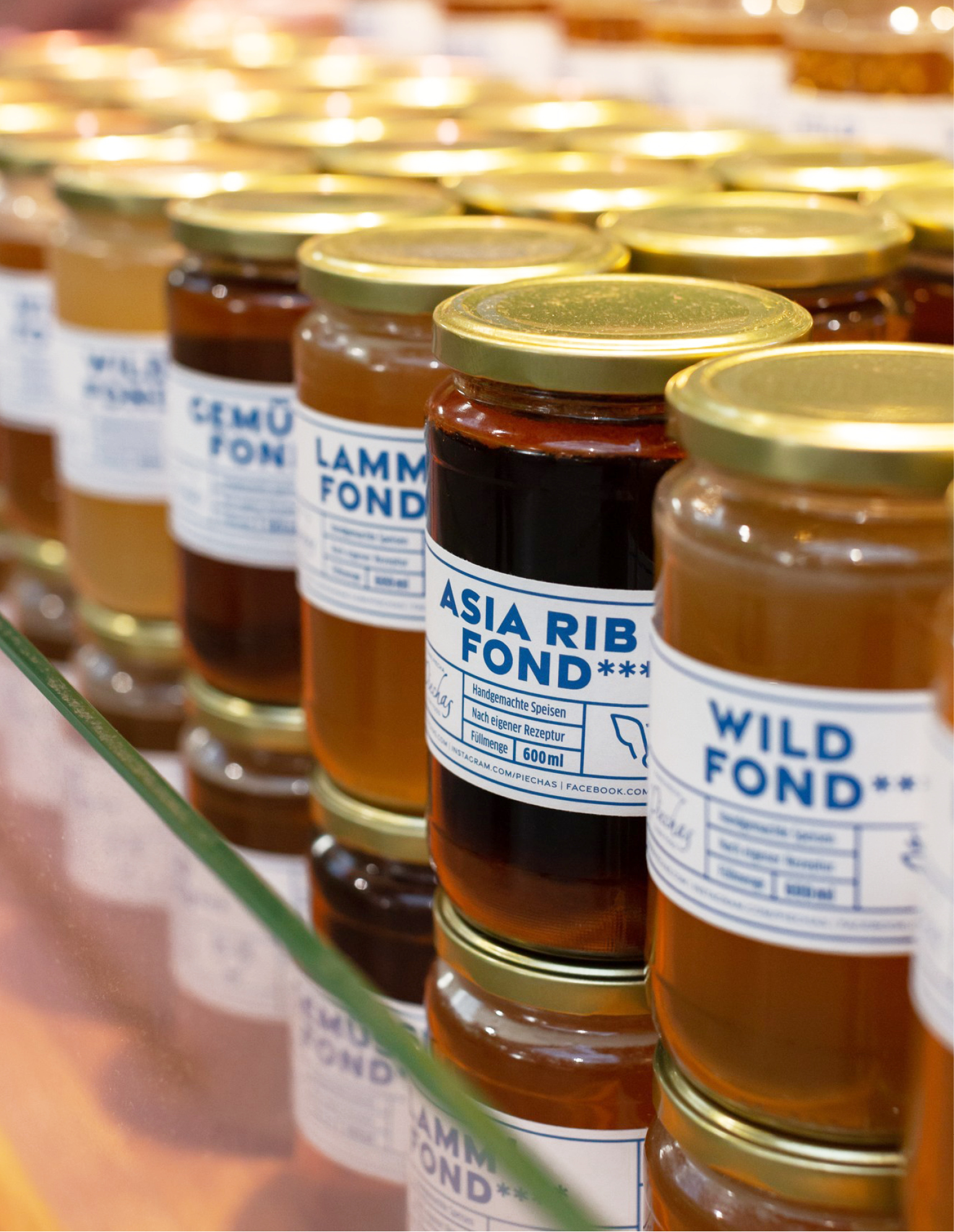 Verschiedene Fleisch- und Gemüsefonds im Glas mit Piechas Produktetiketten