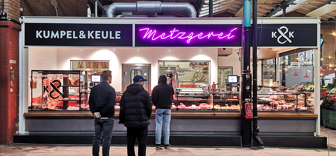 Zwei Ansichten des neu gebrandeten Marktstands Kumpel & Keule als Bildwechsler