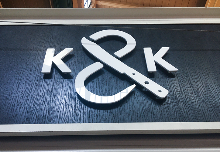 Kumpel & Keule Logo als plastische Acrylglasbuchstaben und Standschablone, Bildwechsler