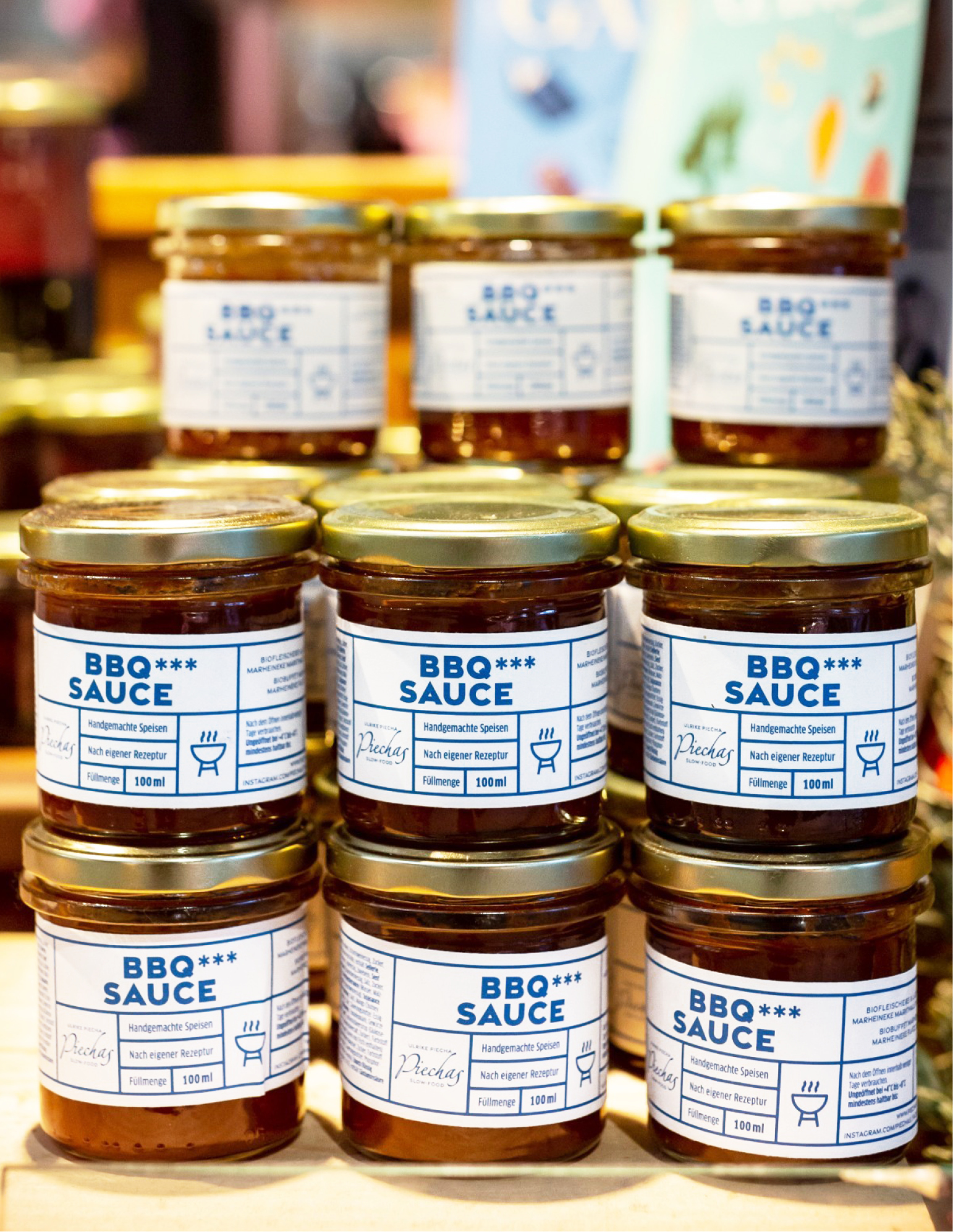 Schraubdeckelgläser mit BBQ-Sauce und Piechas Produktetiketten